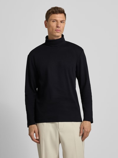 Męski model nosi Regular Fit Sweter z golfem z mieszanki bawełny od Tom Tailor, efekt: jednolity kolor, nadruk z logo, długi rękaw, mieszanka bawełny, Ganzkörperansicht von vorne.