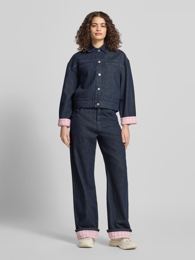 Frauenmodel trägt Wide Leg Jeans im 5-Pocket-Design Modell 'Emelie' von OH APRIL in Dunkelblau aus reiner Baumwolle, Ganzkörperansicht von vorne.