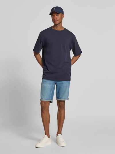Mannelijk model draagt Regular Fit Jeansshorts im 5-Pocket-Design van PME Legend, katoen-elastaanmix, model 'NIGHTFLIGHT', middelblauw, knoop- en ritssluiting, vooraanzicht volledige lichaamsopname.