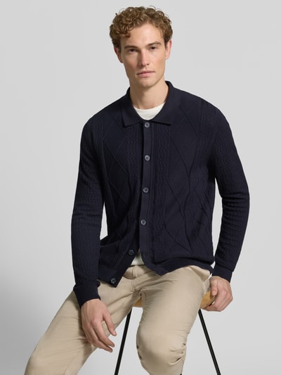 Männermodel trägt Strickjacke mit Strukturmuster Modell 'YARO' von CINQUE in Dunkelblau, Baumwolle, Slim Fit, Nahaufnahme Oberkörper