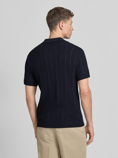 Männermodel trägt Slim Fit Poloshirt mit Knopfleiste van Jack & Jones Premium, donkerblauw, katoenmix, polokraag, ruglengte 72 cm, ganzkörperansicht rückansicht