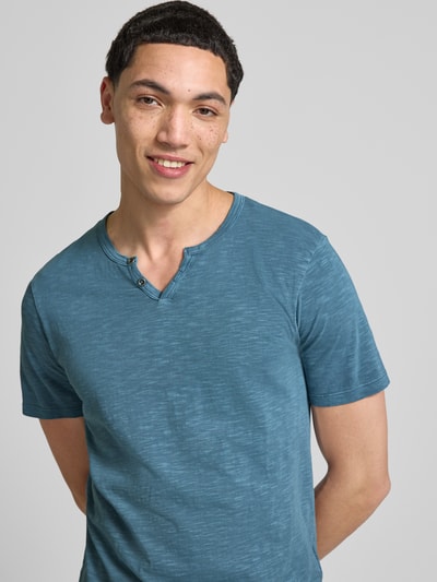 Mannenmodel draagt T-shirt uit puur katoen, recht model, V-hals met knoopsluiting, Jack & Jones T-shirt uit model 'SPLIT', ruglengte maat M 67 cm, close-up bovenlichaam.