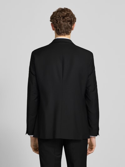 Männermodel trägt Slim Fit Anzug mit 2-Knopf-Sakko Modell 'Grant' von Pierre Cardin, Schwarz, feine Struktur, Ganzkörperansicht Rückansicht.