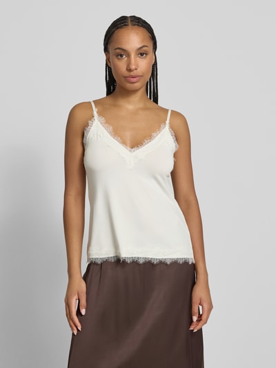 Frauenmodel trägt Spitzentop mit V-Ausschnitt von Jake*s Collection in Weiß, Material-Mix mit Stretch-Anteil, Straight Fit, Spitze, Rückenlänge bei Größe S 35 cm, Ganzkörperansicht von vorne.