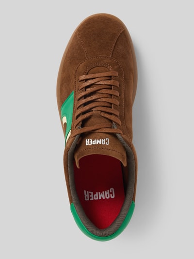 Productfoto, Sneaker aus echtem Leder Modell 'Soller' van Camper in bruin en groen, afgerond, logodetail, hakhoogte maat 44: 2 cm, schachthoogte: 8 cm, schachtbreedte: 12 cm.