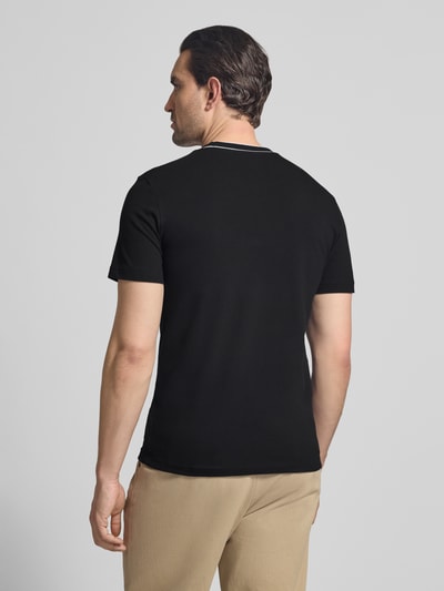 Männermodel draagt Regular Fit T-shirt uit katoenmix van Lacoste, look: effen, logostitching, korte mouw, piqué, Ganzkörperansicht Rückansicht.