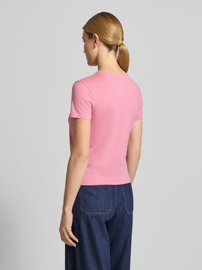 Frauenmodel trägt Regular Fit T-Shirt aus reiner Baumwolle von Tom Tailor Denim in Optik: Unifarben, Jersey, Statement-Stitching, Ganzkörperansicht Rückansicht.