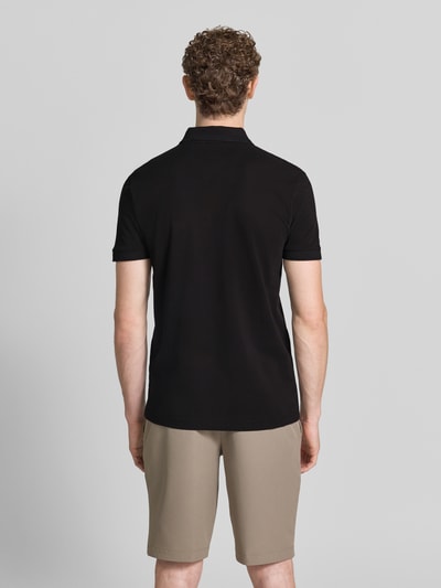 Männermodel trägt schwarzes Regular-Fit Poloshirt aus reiner Baumwolle Modell 'PIO 1' von BOSS Green, Ganzkörperansicht Rückansicht.