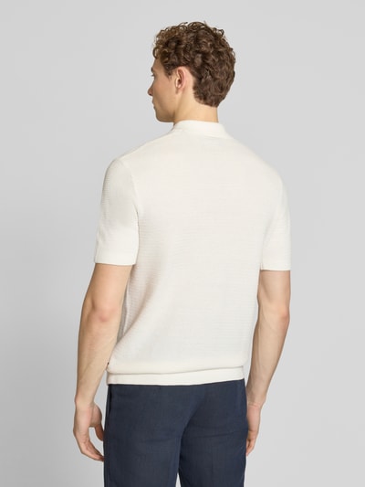 Männermodel trägt Regular Fit Poloshirt mit Strukturmuster Modell 'Riley' von Jack & Jones Premium, Reine Baumwolle, Kurzärmelig, Rückenlänge 73 cm bei Größe M, Ganzkörperansicht Rückansicht.