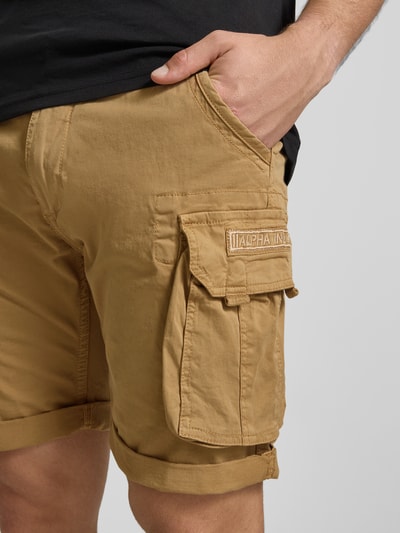 Männermodel trägt Shorts mit Cargotaschen Modell 'CREW SHORT' von Alpha Industries aus Baumwoll-Elasthan-Mix, Regular-Fit, Nahaufnahme Oberschenkel, Kontext: Herren Shorts mit Bundweite 44 cm und Innenbeinlänge 22 cm in Größe 32.