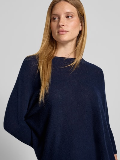 Kobiece model nosi Strickpullover aus Kaschmir mit 3/4-Arm od JOOP!, granatowy, sweter z kaszmiru, krój relaxed fit, okrągły dekolt; zbliżenie na górną część ciała.