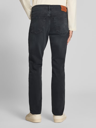 Männermodel trägt Slim Fit Jeans aus Baumwoll-Mix Modell 'MIDNIGHT EMERALD' von Calvin Klein Jeans in dunklem Blau, Ganzkörperansicht Rückansicht.