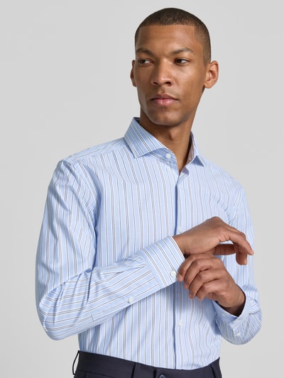 Männermodel trägt Slim Fit Businesshemd aus Baumwoll-Mix Modell 'HANK-SP' von BOSS, hellblau mit weißen Streifen, Nahaufnahme Oberkörper, Herren Businesshemd von BOSS