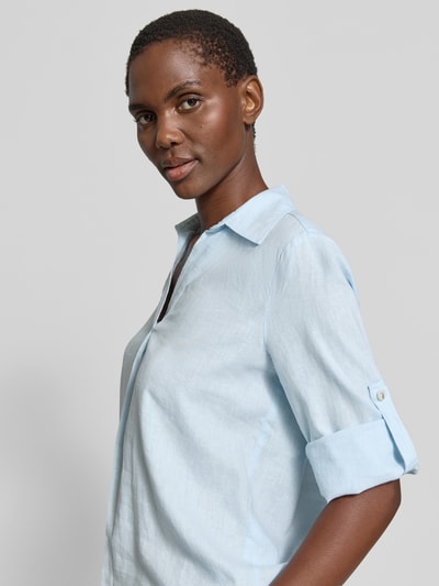 Frauenmodel trägt Relaxed Fit Hemdbluse aus Leinen-Viskose-Mix von s.Oliver RED LABEL, Optik: Unifarben, Flammgarn-Textur, Nahaufnahme Oberkörper.