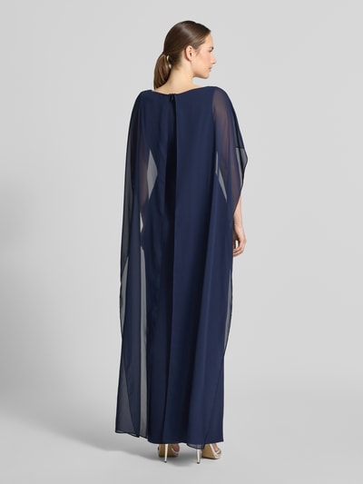 Frauenmodel trägt Abendkleid mit abnehmbarem Cape von SWING in Dunkelblau, Chiffon, metallic Zier-Applikation, Ganzkörperansicht Rückansicht.