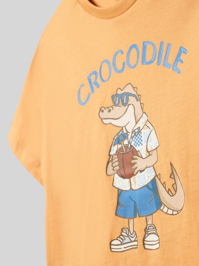 Mädchen trägt Regular Fit T-Shirt mit Motiv-Print von Mayoral aus reiner Baumwolle, Statement-Print, Rundhalsausschnitt, Nahaufnahme Oberkörper.