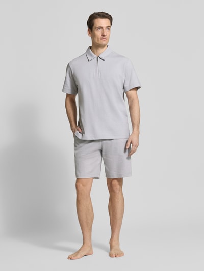 Männermodel trägt Shorts mit elastischem Bund von Schiesser aus Baumwoll-Mix, fein strukturiert, hellgrau, Ganzkörperansicht von vorne.