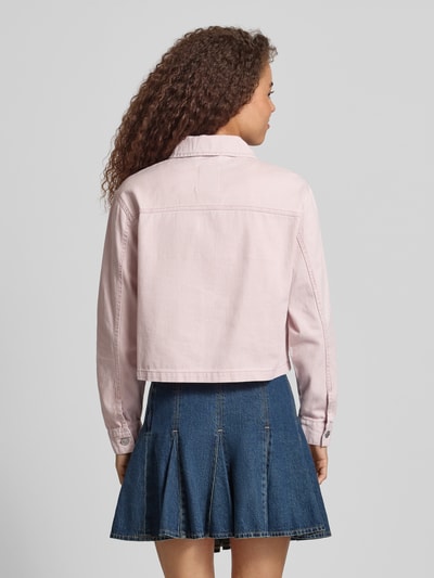 Frauenmodel trägt Boxy Fit Jeansjacke aus reiner Baumwolle Modell 'NAOMI' von Only, unifarben, Denimstruktur, Ganzkörperansicht Rückansicht.