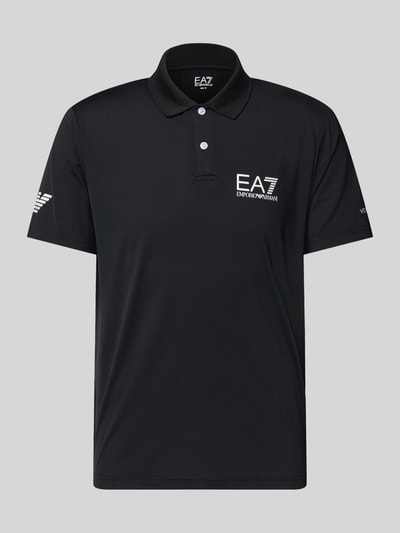 Produktfoto, Regular Fit Poloshirt mit Logo von EA7 Emporio Armani aus schwarzem Material-Mix mit Stretch-Anteil, Polokragen, Knopfleiste, Rückenlänge 71 cm bei Größe M.