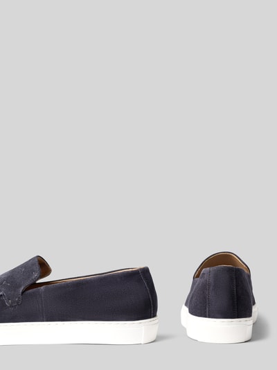 Produktfoto, Slip-on-Sneaker aus Leder mit Logo-Muster von JOOP! SHOES, dunkelblau, abgerundete Spitze, weiße Sohle, Modell 'velluto coralie', Absatzhöhe 3 cm, Schafthöhe 6 cm, Schaftweite 14 cm, strukturierte Oberfläche.