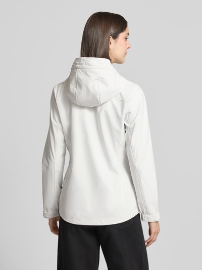 Modelka nosi kurtkę Jacke mit 10.000 mm Wassersäule Modell 'GS111' od G.I.G.A. DX, kolor biały, krój slim fit, kaptur, zamek błyskawiczny, kieszenie zapinane na zamek błyskawiczny, długość tyłu w rozmiarze 36: 69 cm, szerokość ramion w rozmiarze 36: 39 cm, szerokość klatki piersiowej w rozmiarze 36: 44 cm, długość rękawów w rozmiarze 36: 65 cm, widok całej sylwetki z tyłu.