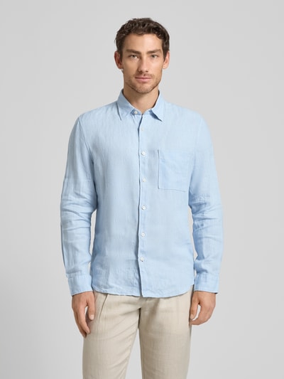 Männermodel trägt Regular Fit Freizeithemd aus reinem Leinen von Marc O'Polo, Optik: Unifarben, Flammgarn Struktur, Ganzkörperansicht von vorne.