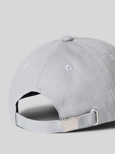 Produktfoto, Cap mit Stitching Modell 'JESPER' von Drykorn aus reiner Baumwolle mit verstärktem Schirm in hellem Grau, Damen-Accessoire