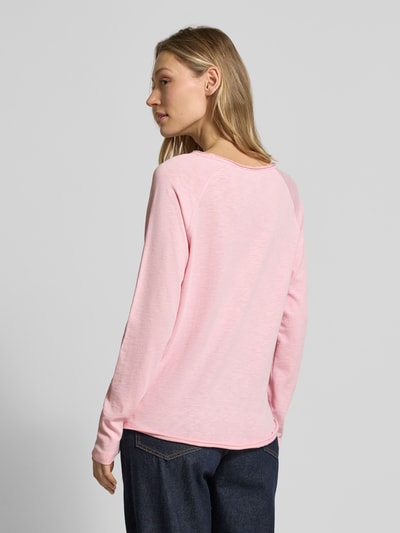 Frauenmodel trägt Longsleeve mit Rundhalsausschnitt von Smith and Soul in Rosa aus Reine Baumwolle, Regular-Fit, Rollsaum, Rückenlänge 60 cm, Ganzkörperansicht Rückansicht.