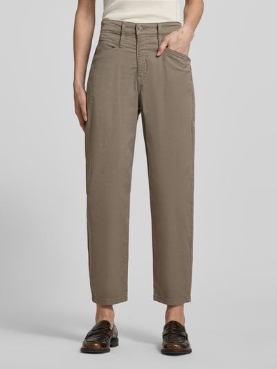 Frauenmodel trägt Straight Fit Hose mit Reißverschluss-Detail Modell 'Bora' von MAC, beigebraun, Baumwoll-Mix, Eingrifftaschen, Ganzkörperansicht von vorne.