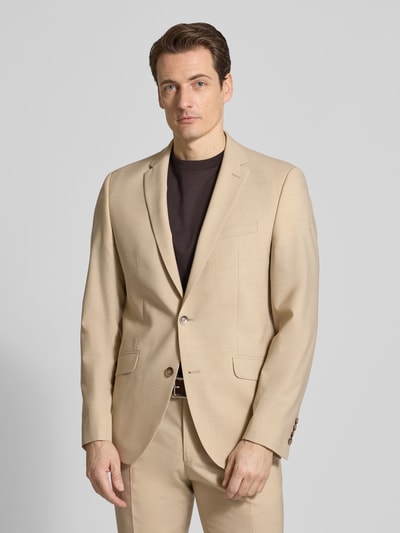 Männermodel trägt Slim Fit 2-Knopf-Sakko mit Pattentaschen Modell 'Allen' von DIGEL aus reiner Viskose in Beige, Nahaufnahme Oberkörper.