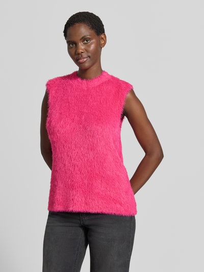 Vrouwenmodel draagt Regular Fit spencer in tricotlook van Christian Berg Woman, felroze kleur, ronde hals, mouwloos design, ruglengte maat S/M 56 cm, geheelvooraanzicht.