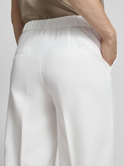 Frauenmodel trägt Regular Fit Weite HOSE mit Bügelfalten von s.Oliver BLACK LABEL, Optik: Unifarben, Materialverarbeitung: Twill, Detailaufnahme Rückansicht.