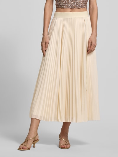 Frauenmodel trägt Plisseerock mit elastischem Bund von V by Vera Mont, A-Linie, Chiffon, beige, Textur plissiert, Nahaufnahme Unterkörper.