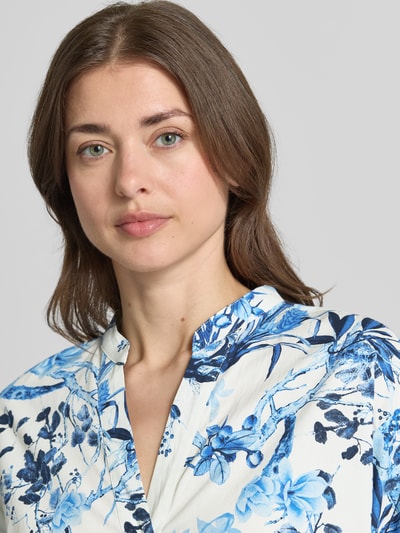 Frauenmodel trägt Knielanges Hemdblusenkleid mit Tunika-Ausschnitt von ROBE LÉGÈRE im floralen Allover-Print, Nahaufnahme Oberkörper. Elastischer Baumwoll-Mix, Relaxed-Fit, Kurzärmelig, Knopfleiste.