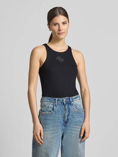 Kobiece modelka nosi Tanktop in Ripp-Optik mit Logo od Guess z mieszanki materiałów z dodatkiem streczu, krój slim fit, efekt prążkowania, logo, długość tyłu w rozmiarze S: 50 cm, kolor czarny, tekstura prążkowana, gładkie wykończenie, całkowity widok z przodu