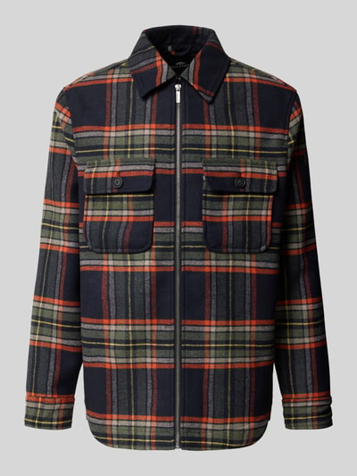 Produktfoto, Regular Fit Hemdjacke mit Kentkragen und Reißverschluss von Fynch-Hatton, kariertes Muster in Dunkelblau, Rot, Grün, Material-Mix mit Woll-Anteil, zwei Brusttaschen, Rückseite etwa 75 cm lang bei Größe M