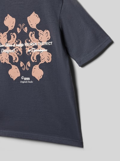 Productfoto, T-shirt met motiefprint op de achterkant, donkerblauw met lichtroze details, puur katoen, recht model, T-shirt met rugzijde motiefprint model 'MONTAUK' van Jack & Jones, statementprint, labeldetail, ruglengte bij maat 140: 52 cm