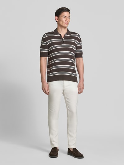 Männermodel trägt Modern Fit Straight Leg Hose aus Leinen-Mix Modell 'KANE1' von BOSS, Optik: Unifarben, Regular-Fit, Knopf-Reißverschluss, Bundabschluss: Tunnelzug, seitliche Eingrifftaschen, Paspeltaschen, Material: Leinen-Mix, helle Farbe, glatte Textur, Ganzkörperansicht von vorne.