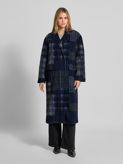 Frauenmodel trägt Regular Fit Mantel mit Woll-Anteil von Milano Italy, kariertes Dunkelblau, Material-Mix, Ganzkörperansicht von vorne. Damen Mantel mit Reverskragen, doppelter Knopfleiste und Pattentaschen, Rückenlänge 122 cm, Schulterbreite 47 cm, Brustweite 54 cm, Ärmellänge 57 cm.