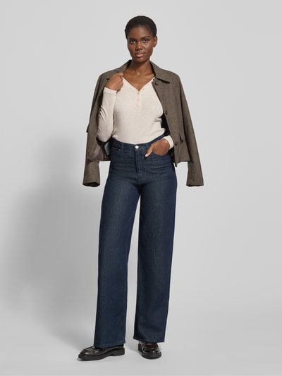 Frauenmodel trägt Slim Fit Langarmshirt mit Zierknopfleiste von s.Oliver RED LABEL, melanżowy, prążkowany materiał, V-dekolt, długi rękaw, Ganzkörperansicht von vorne.