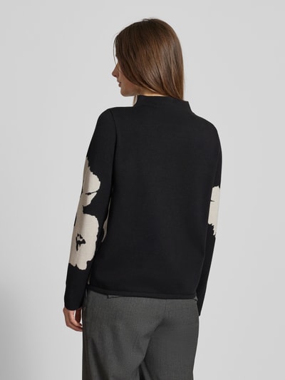 Frauenmodel trägt Strickpullover mit geripptem Stehkragen von Betty Barclay, schwarz-beige, lockerer Schnitt, Rückansicht, Viskose-Mix.