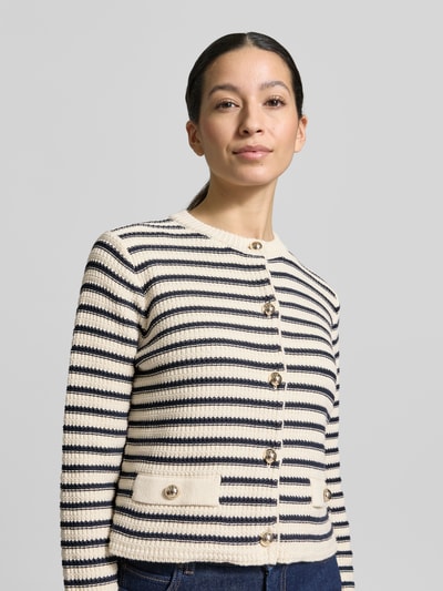 Vrouwenmodel draagt Regular Fit Gebreid jack uit katoenmix Model 'VODKA' van Weekend Max Mara met gestreept motief, ronde hals, lange mouw, knoopsluiting, aangezette zakken en gebreide textuur, katoenmix. Nahaufnahme bovenlichaam.