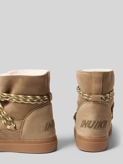 Produktfoto, Boots aus Leder-Mix mit Logo-Detail von INUIKII in Beige und Braun, Schnürverschluss, runde Form, Struktur aus Leder und Textil, Absatzhöhe 3 cm, Schafthöhe 16 cm, Schaftweite 13 cm, Damenmodell