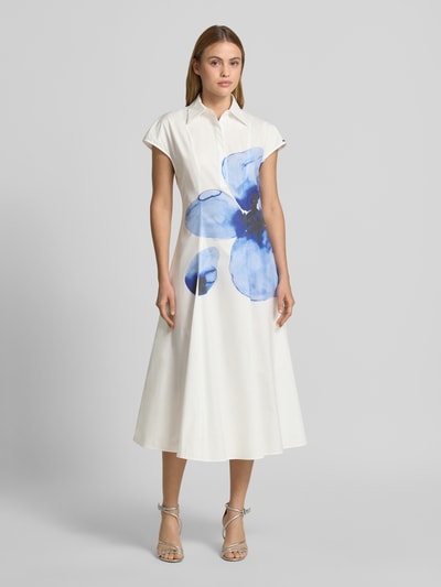 Frauenmodel trägt ausgestelltes Freizeitkleid aus reiner Baumwolle Modell 'GIORNO' von MAX&Co., Optik: Unifarben, florales Muster, Midi-Länge, V-Ausschnitt, Polokragen, verdeckte Knopfleiste, Label-Stitching-Applikation, Reißverschluss, Kimonoärmel, gerader Saum, Materialverarbeitung: Popeline, Ganzkörperansicht von vorne.