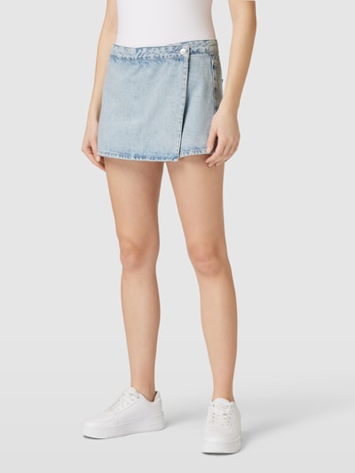 Calvin Klein Jeans Shorts in Wickel-Optik Hellblau 4