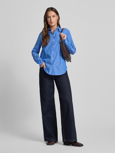 Frauenmodel trägt Regular Fit Hemdbluse aus reiner Baumwolle Modell 'Adison' von Samsøe Samsøe, długi rękaw, niebieskie paski, widok z przodu, Ganzkörperansicht von vorne.