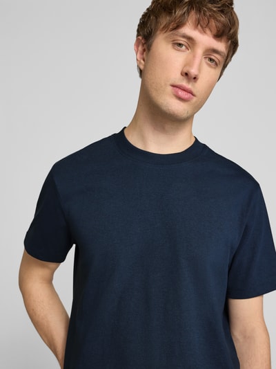 Männermodel trägt Relaxed Fit Oversized Shirt aus reiner Baumwolle von Marc O'Polo Denim, Optik: Unifarben, Nahaufnahme Oberkörper
