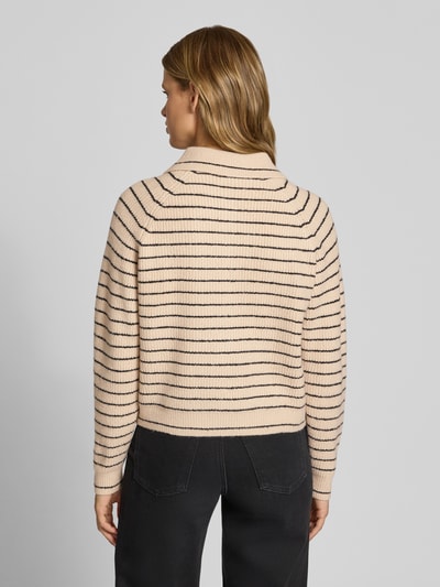Vrouwenmodel draagt Relaxed Fit Strickpullover mit Polokragen Modell 'True' van Topshop in beige met zwarte strepen, tricotlook, ribboorden, elastische materiaalmix, met lange mouwen, ruglengte maat S 53 cm, mouwlengte maat S 72 cm, gebreide textuur, ganzekörperansicht rückansicht.