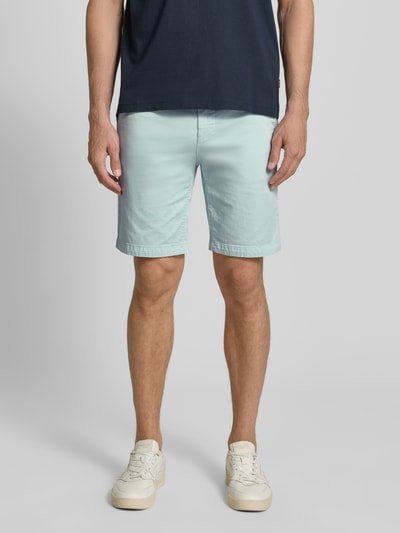 Männermodel trägt Slim Fit Chinoshorts aus Baumwoll-Mix von BOSS Orange, Optik: Unifarben, seitliche Eingrifftaschen, Passform: Slim-Fit, Label-Applikation, Verschluss: Knopf und verdeckter Reißverschluss, Paspeltaschen, Material: Baumwoll-Mix, Ganzkörperansicht von vorne.