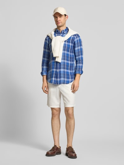 Mannenmodel draagt Regular Fit vrijetijdsoverhemd uit puur linnen van Polo Ralph Lauren met all-over motief, blauwe tinten, button-downkraag, doorlopende knoopsluiting, gestikt logo, lange mouw, sportmanchet, gevlamd garen, materiaal: linnen, look: casual, geheel zichtbaar van voren.